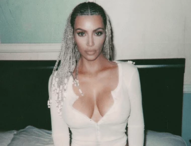 Kim Kardashian: Πόζαρε στο κρεβάτι της και «έριξε» το διαδίκτυο (φωτό)